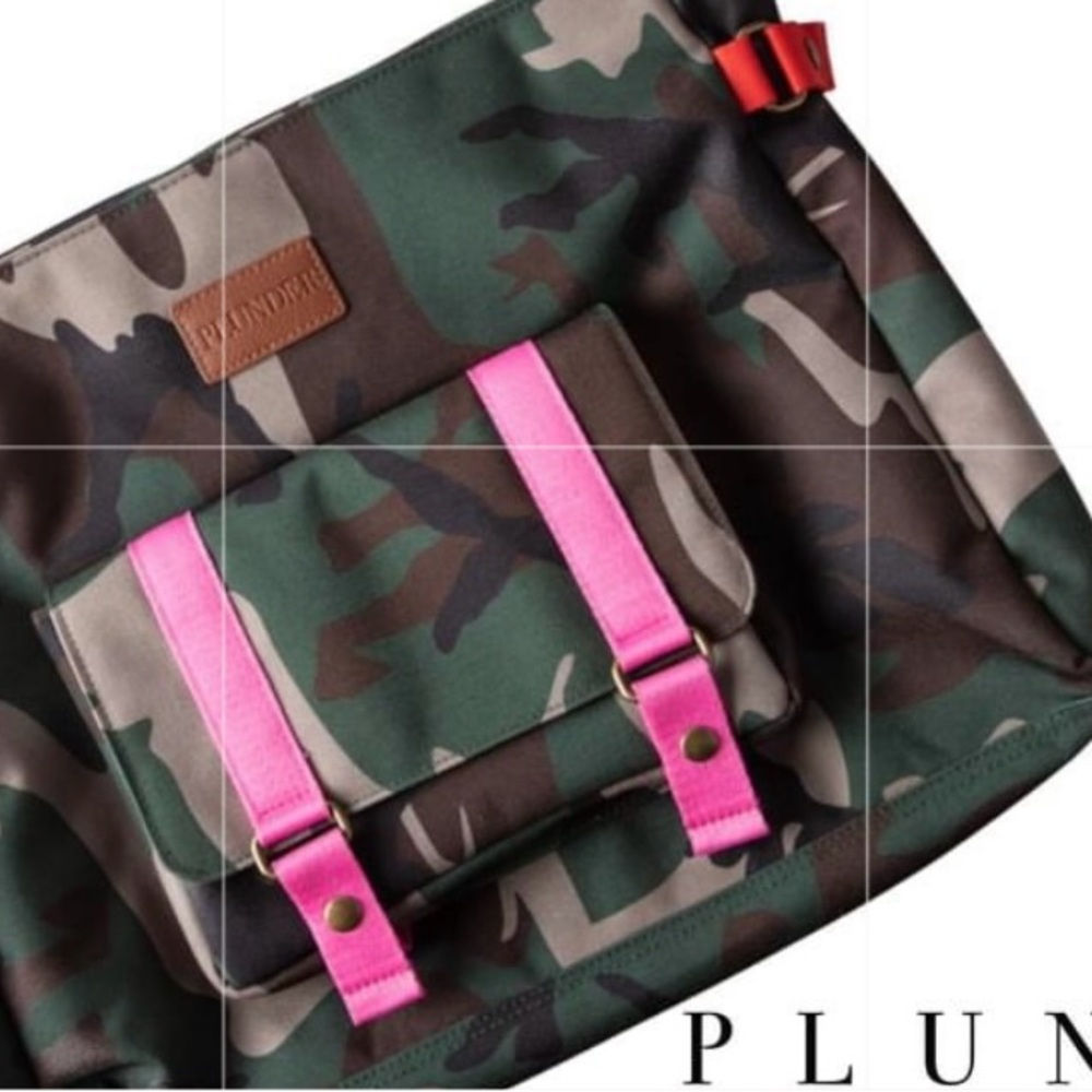 Plunder Design FashionTrendy Camo
Camouflage Messenger
Laptop Crossbody Tote
Bag